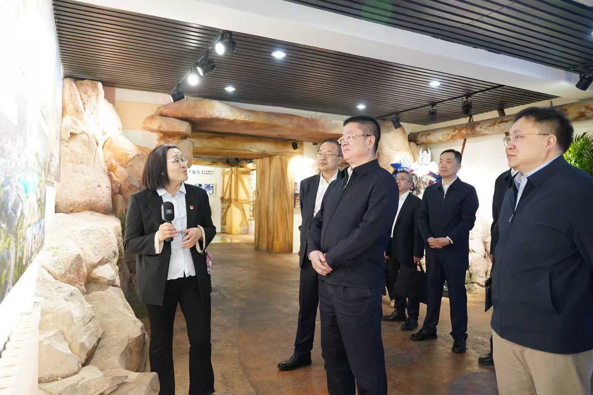 1-李仲泽参观尊龙凯时人生就是搏
建研院文旅展厅